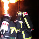 Deux hommes maitrisant un incendie